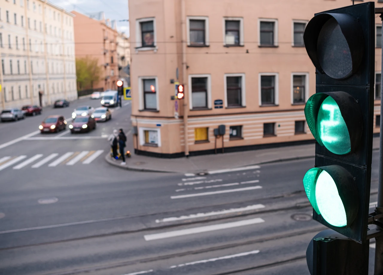 Rotlichtverstoß trotz grüner Ampel möglich? © ANATOLY/Shutterstock.com