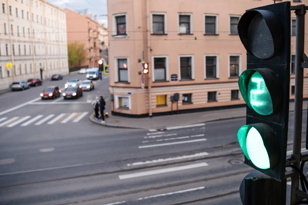 Rotlichtverstoß trotz grüner Ampel möglich? © ANATOLY/Shutterstock.com