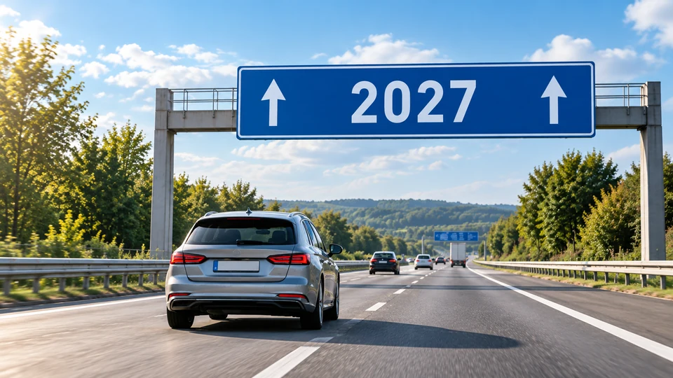 Auto auf der Autobahn mit Hinweis auf das Jahr 2027