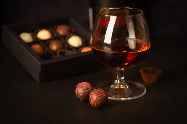 Ein Glas Alkohol und Pralinen © Natali Ximich/Shutterstock.com