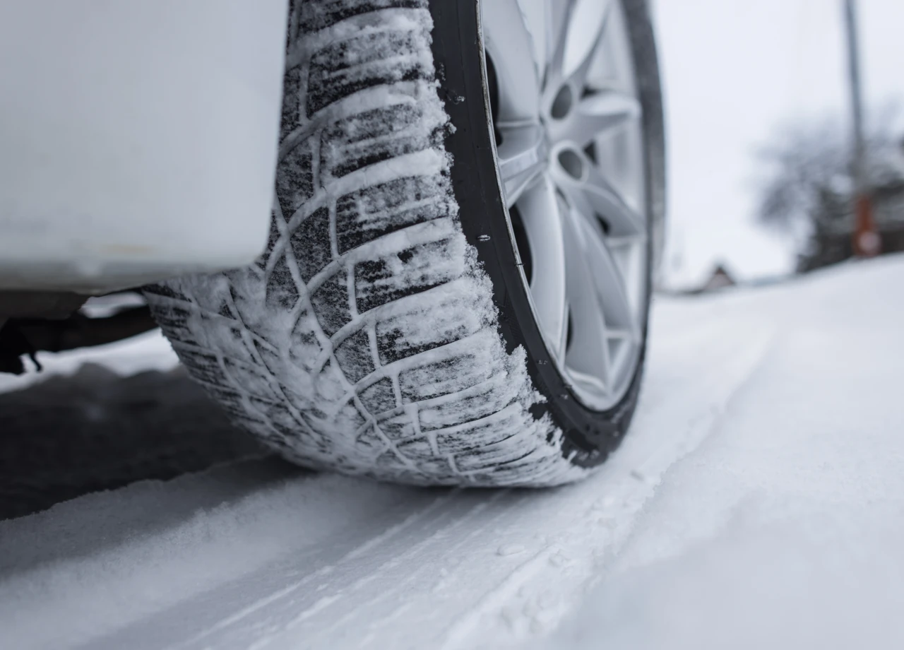 Autofahrer ohne Winterreifen © Alones/Shutterstock.com