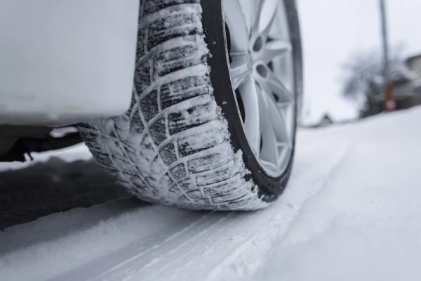 Autofahrer ohne Winterreifen © Alones/Shutterstock.com