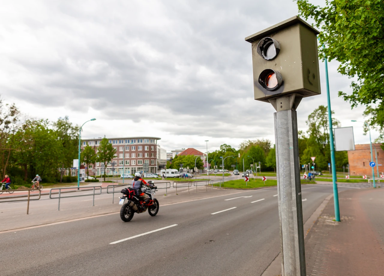 Blitzermarathon 2026 im April © Vladimka production/Shutterstock.com