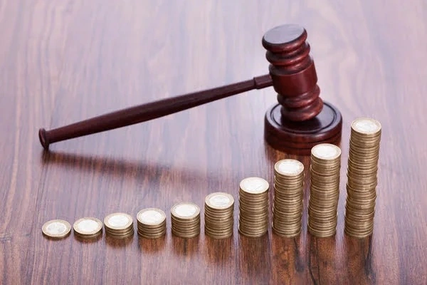 Richterhammer und gestapelte Münzen © Andrey_Popov/Shutterstock.com