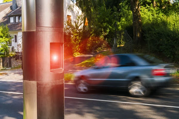 Ein Auto wird von einem Blitzer erfasst © r.classen/Shutterstock.com