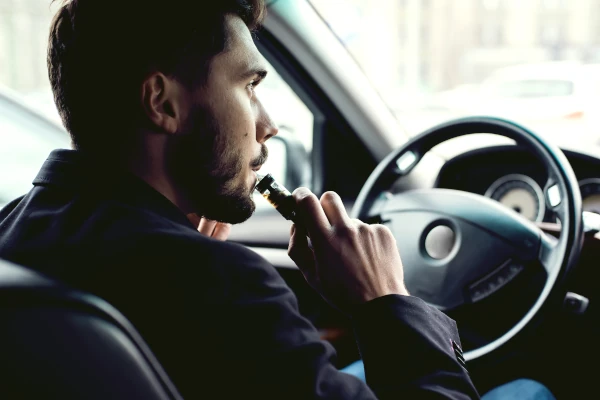 E-Zigarette am Steuer: Wann gilt es als Handyverstoß? © Stas Walenga/Shutterstock.com