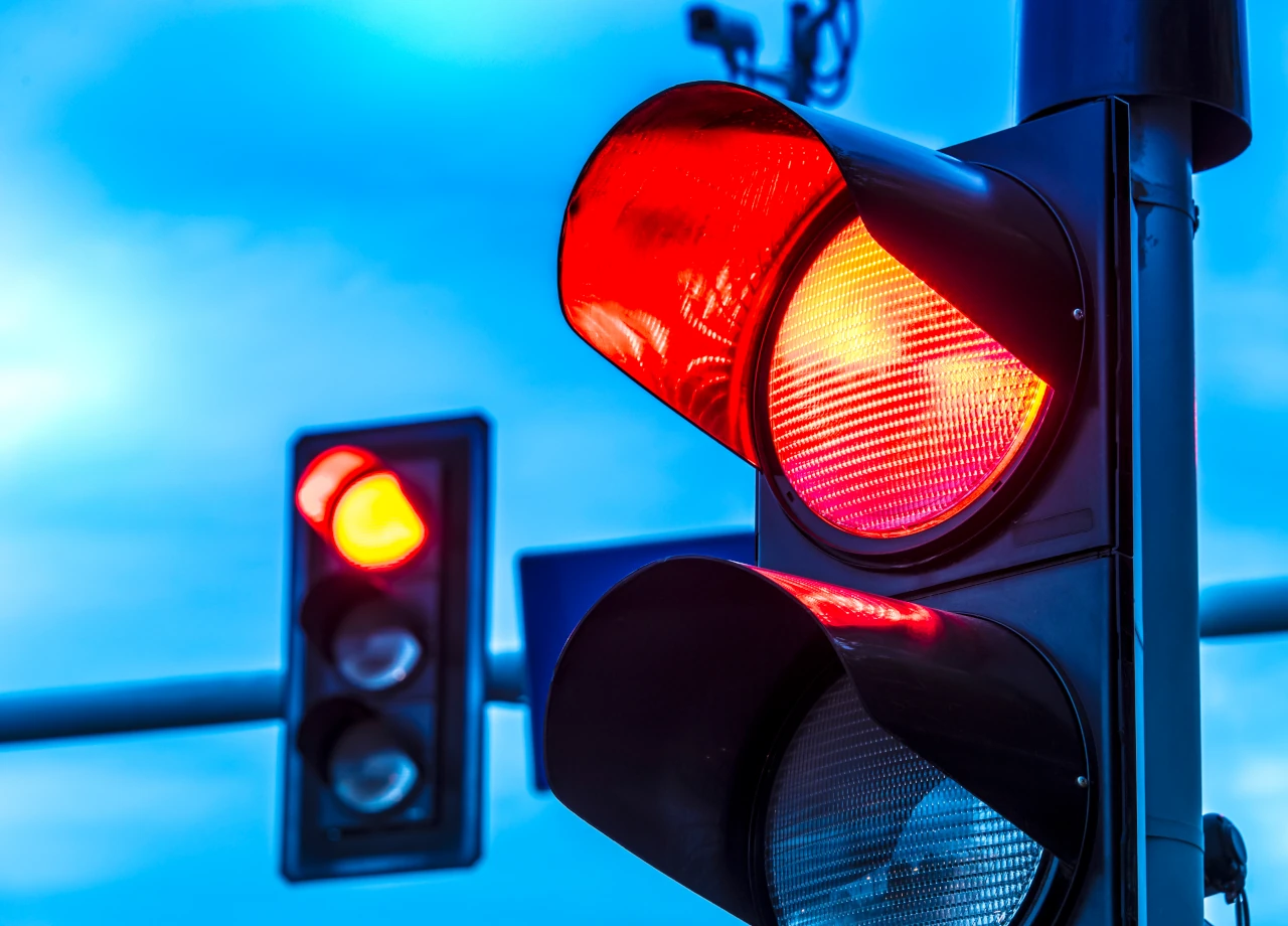 12 Monate Fahrtenbuch nach erstem Rotlichtverstoß: VG Hamburg bestätigt Auflage © monticello/Shutterstock.com