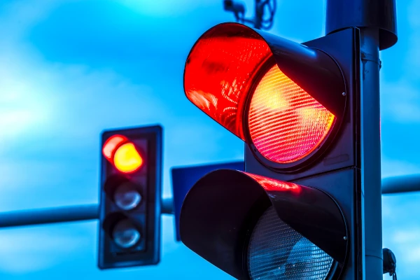 12 Monate Fahrtenbuch nach erstem Rotlichtverstoß: VG Hamburg bestätigt Auflage © monticello/Shutterstock.com