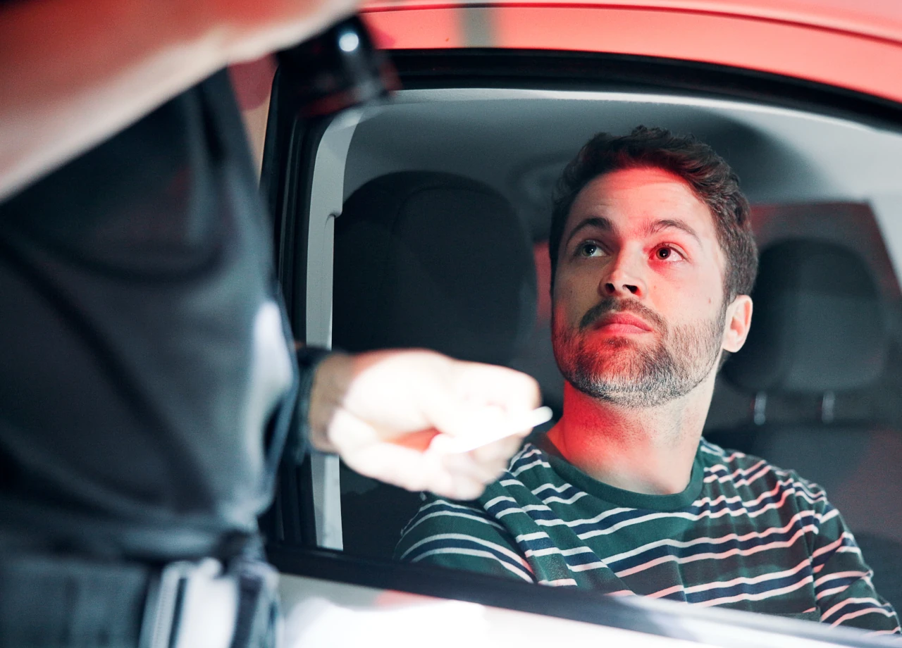 Gericht erhöht Bußgeld wegen patziger Antworten bei Polizeikontrolle © PeopleImages.com - Yuri A/Shutterstock.com