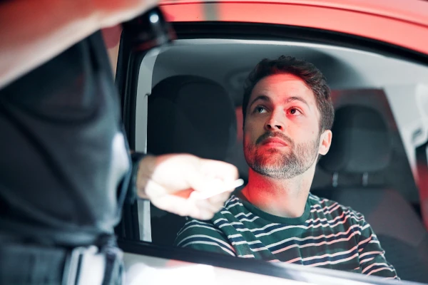 Autofahrer bei Polizeikontrolle. © PeopleImages.com - Yuri A/Shutterstock.com