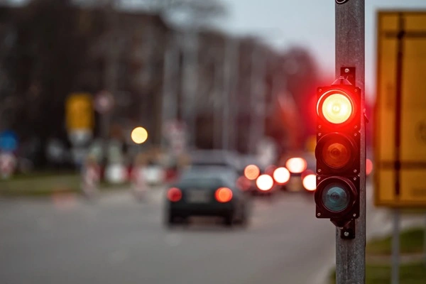 Rotlichtverstoß: Urteil wegen mangelnder Beweisführung aufgehoben © ako photography/Shutterstock.com