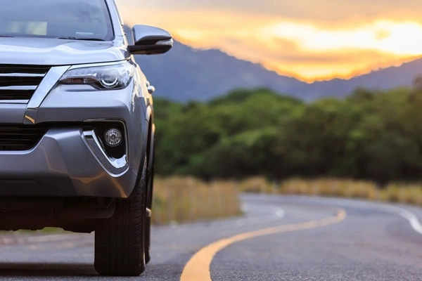 Keine höhere Strafe für SUV-Fahrer bei Rotlichtverstoß. © SKT Studio/Shutterstock.com