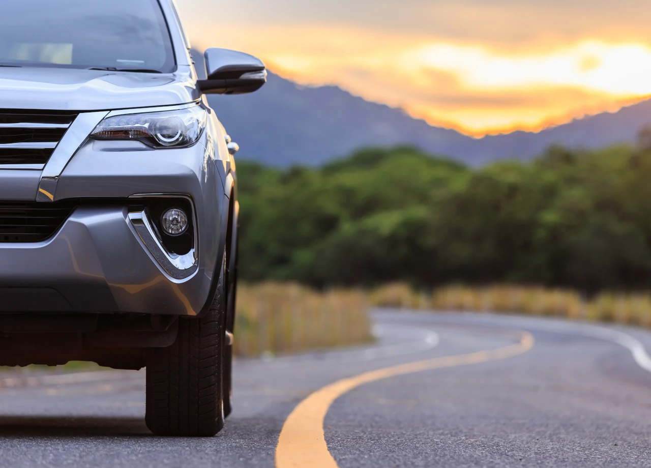 Keine höhere Strafe für SUV-Fahrer bei Rotlichtverstoß. © SKT Studio/Shutterstock.com