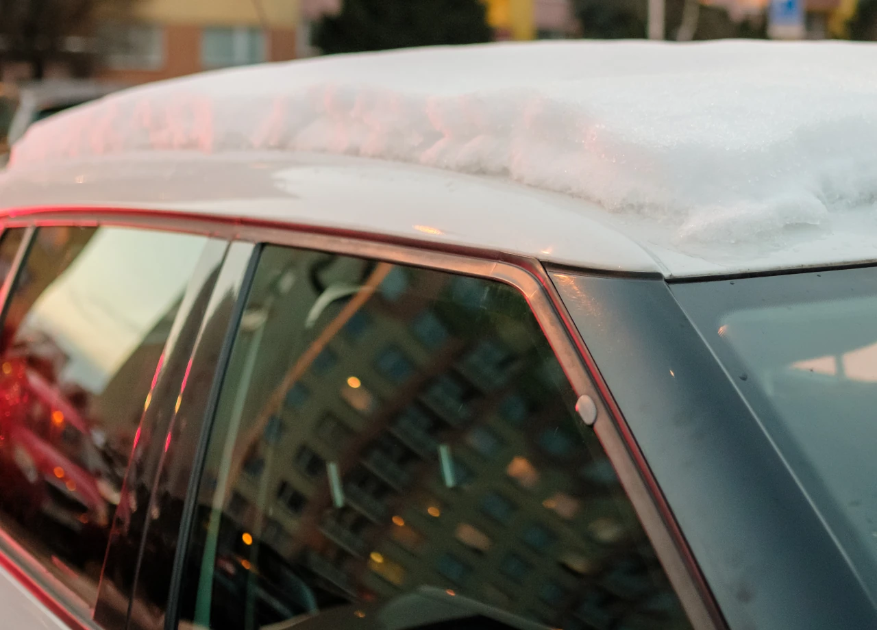Bußgeld und Punkte wegen Schnee auf Autodach © Vladimka production/Shutterstock.com