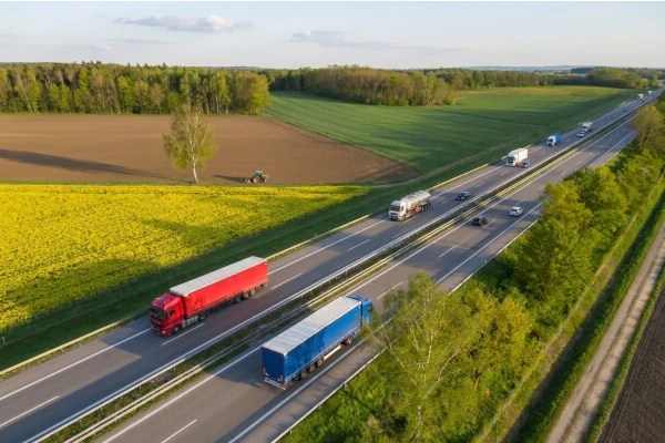Sommer Fahrverbot für Lkw ab Juli 2026 © KI generiert