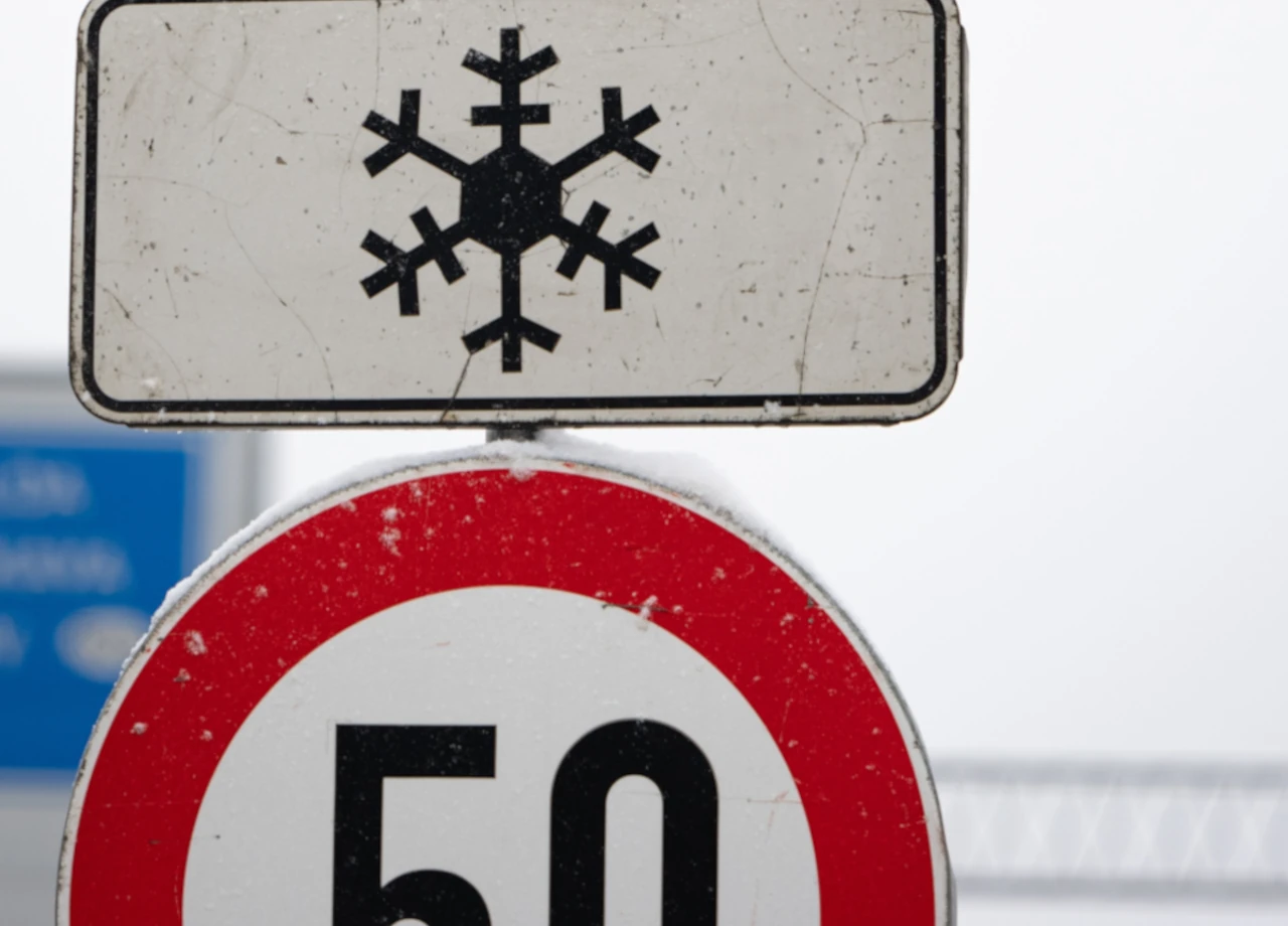 Tempolimit mit Schneeflocke ganzjährig gültig © KILO LUX/Shutterstock.com