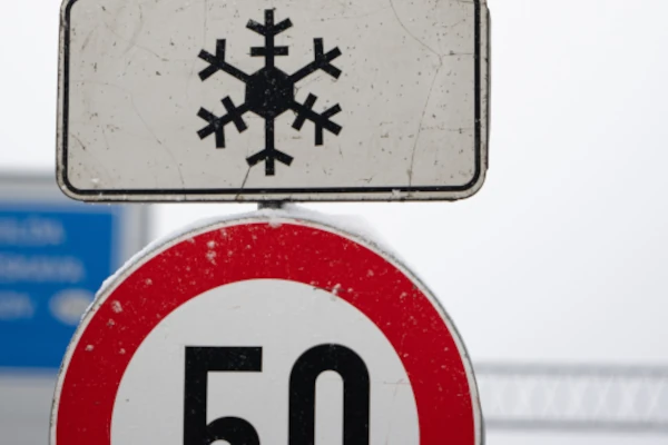 Tempolimit mit Schneeflocke ganzjährig gültig © KILO LUX/Shutterstock.com