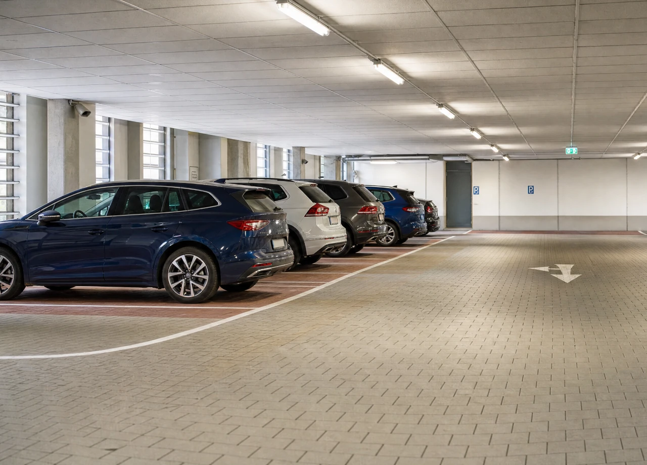 Alkohol am Steuer auch im Parkhaus strafbar © KI generiert