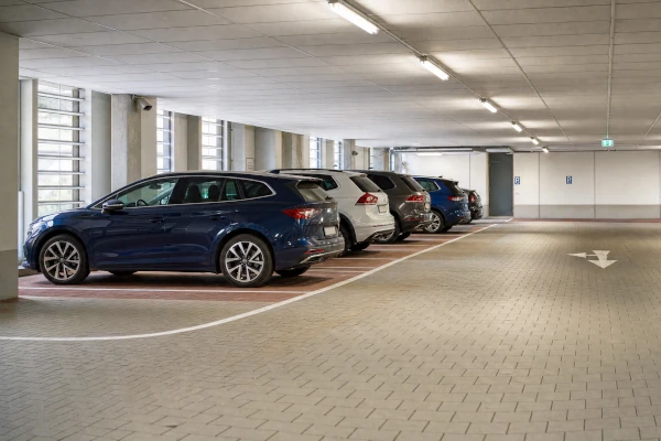 Alkohol am Steuer auch im Parkhaus strafbar © KI generiert