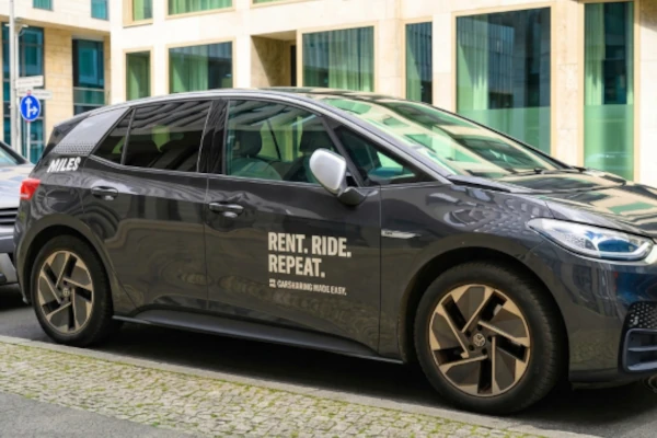Unfallflucht mit Miles-Auto © KI generiert