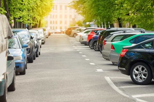 AG München: Falsch­par­kerin trägt Mit­schuld an Unfall © Tricky_Shark/Shutterstock.com